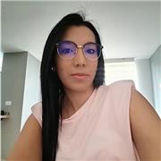 Docente de primaria orienta clases a niños de grado primero, segundo y tercero